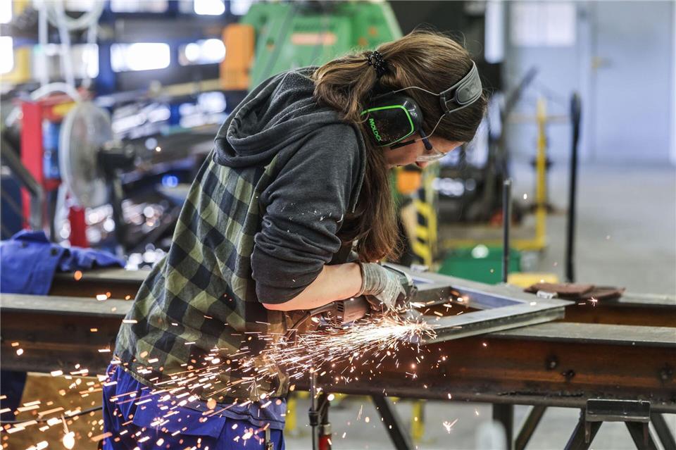 Nur jeder Zehnte in Deutschland glaubt, dass Frauen davon profitieren, wenn sich Männer an traditionelle männliche Rollenbilder halten. (Symbolbild)Oliver Berg/dpa
