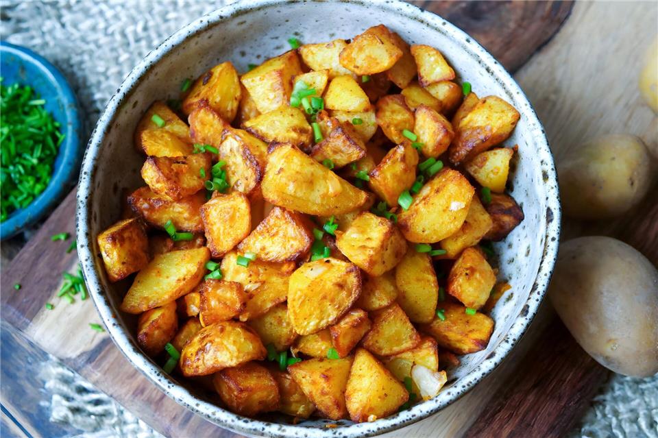 Nur kleine Mengen Fett bekommen Bratkartoffeln per Ölsprüher ab, werden mit Salz und Paprikapulver gewürzt und kommen in den Airfryer: Nach 25 Minuten sind die Kartoffelstücke richtig schön knusprig.Steffi Sinzenich/gaumenfreundin.de/dpa-tmn