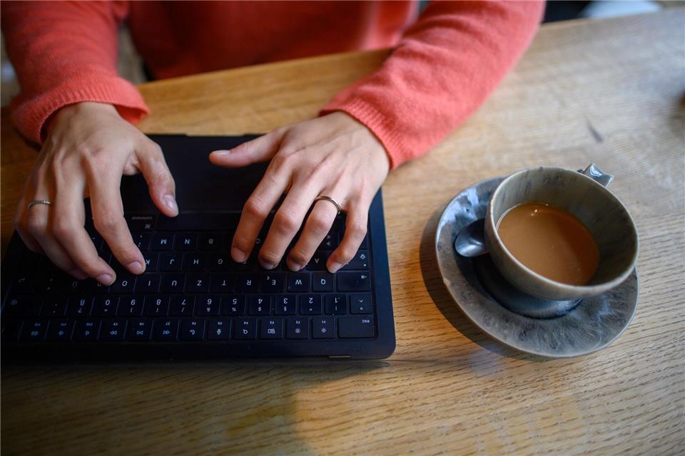 „Nur kurz die IBAN eingeben“ klingt harmlos – kann aber teuer werden. Das Amtsgericht Bernau sagt: Das ist nicht automatisch ein versicherter Phishing-Fall in der Hausratpolice.picture alliance/dpa