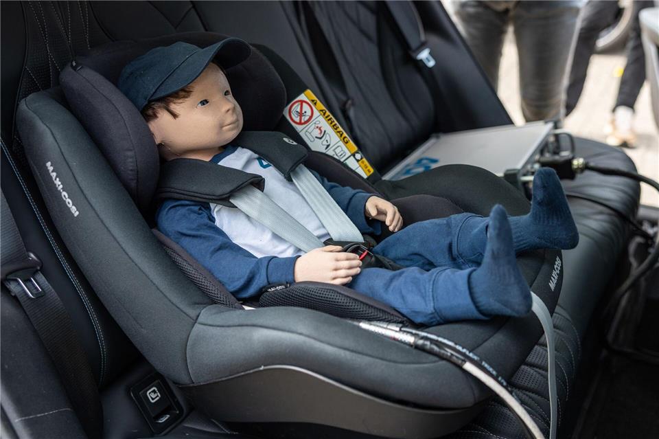 Nur mal kurz allein lassen? Schläft ein Kind auf dem Rücksitz im Auto, können sommerliche Temperaturen lebensgefährlich werden.Mark von Nordheim/ADAC/ABGEDREHT/dpa-tmn