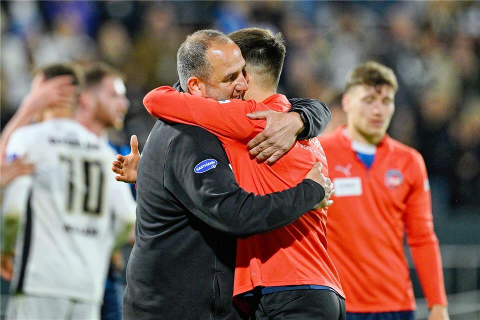 Nur nicht wieder so lange zittern in der nächsten Saison: Heidenheims Trainer Schmidt (l) nach der Relegation gegen Elversberg.Uwe Anspach/dpa