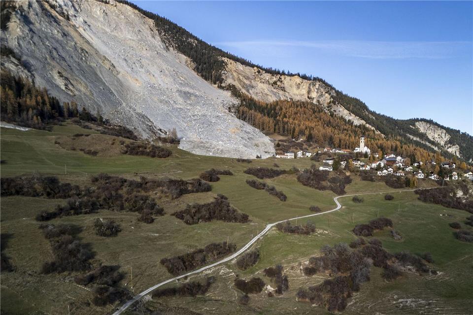 Dorf Brienz droht nach zweiter Evakuierung endgültiges Ende  Nur noch 30 von 90 Einwohnern halten an ihrem Dorf Brienz fest. (Archivbild)Til Buergy/KEYSTONE/dpa