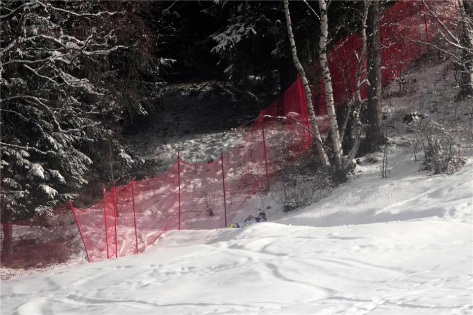 Nur noch allein sein: Direkt vor dem Wald legte sich McGrath hin und starrte ins Leere.John Locher/AP/dpa