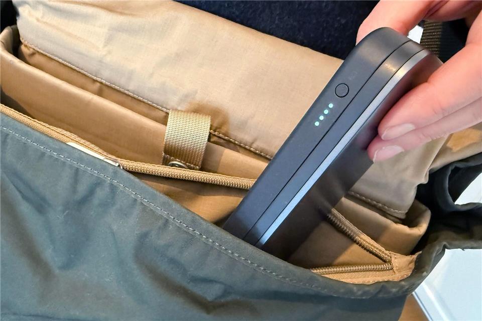 Nur noch im Handgepäck und mit maximaler Kapazität von 100 bis 160 Wattstunden: Powerbanks können an Bord einer Airline schnell zur Gefahr werden.picture alliance/dpa/dpa-tmn