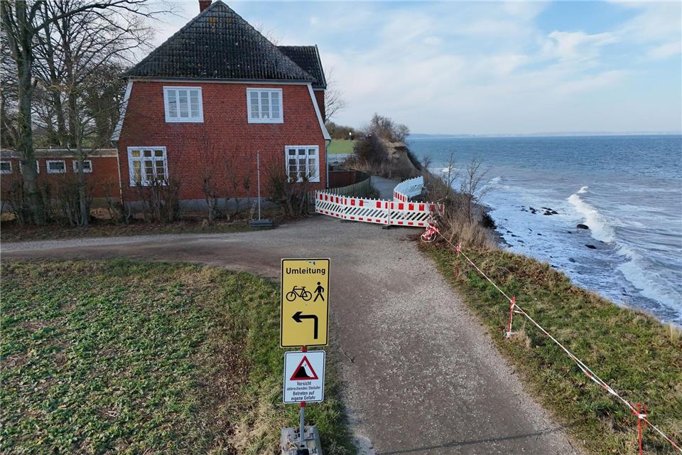 Nur noch wenige Meter trennen das Haus Seeblick von der Abbruchkante.Marcus Brandt/dpa