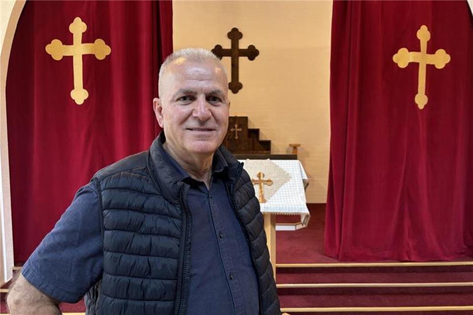 Letzte Handgriffe vor der Einweihung der Mar-Georgis-Kirche Nur noch wenige Tage, dann wird die Mar-Georgis-Kirche in Vreden feierlich eingeweiht. „Wir freuen uns darauf", sagt Achour Givargis, Mitglied der Gemeinde der Assyrischen Kirche des Ostens.