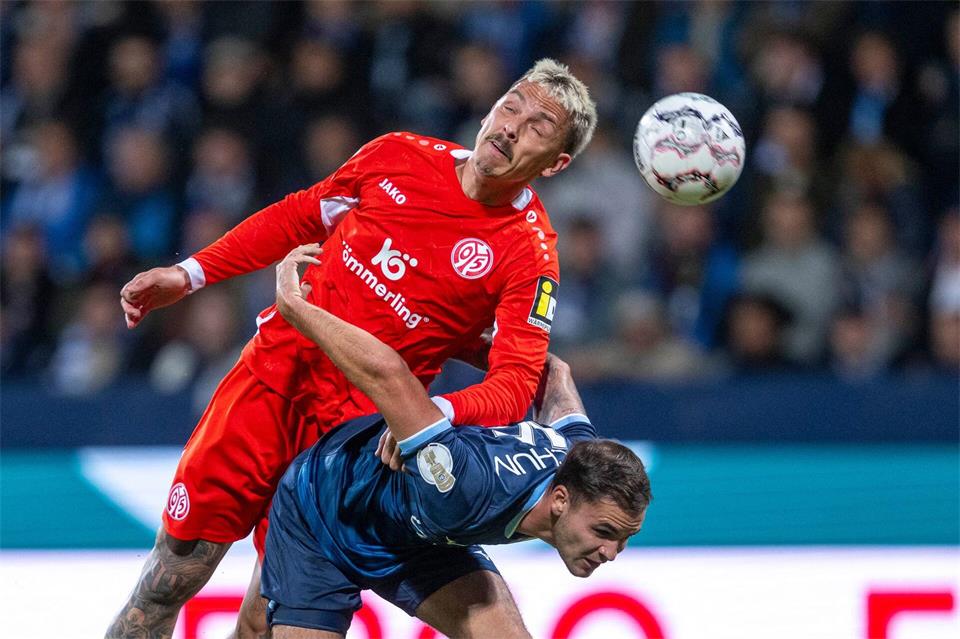Nur selten konnten Philipp Tietz und seine Mitspieler die entscheidenden Zweikämpfe gewinnen.David Inderlied/dpa