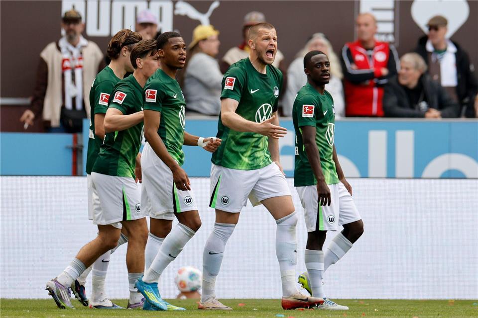 Nur sie durften im Tabellenkeller jubeln: die Spieler des VfL Wolfsburg. Philipp Szyza/dpa