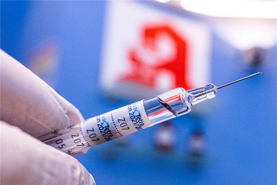 Nur vier Apotheken in Sachsen-Anhalt beteiligen sich an der bundesweiten „Langen Nacht des Impfens“ (Symbolbild)David Inderlied/dpa