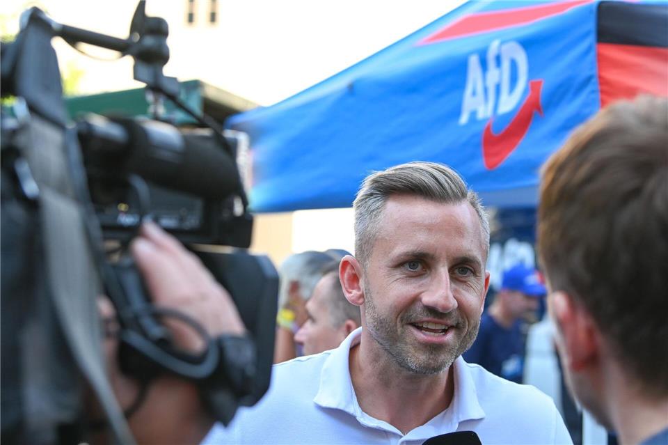 Nur wenig Zeit für Interviews: Sachsen-Anhalts AfD-Spitzenkandidat Ulrich Siegmund schüttelt bei einem Bürgerdialog unzählige Hände. Heiko Rebsch/dpa