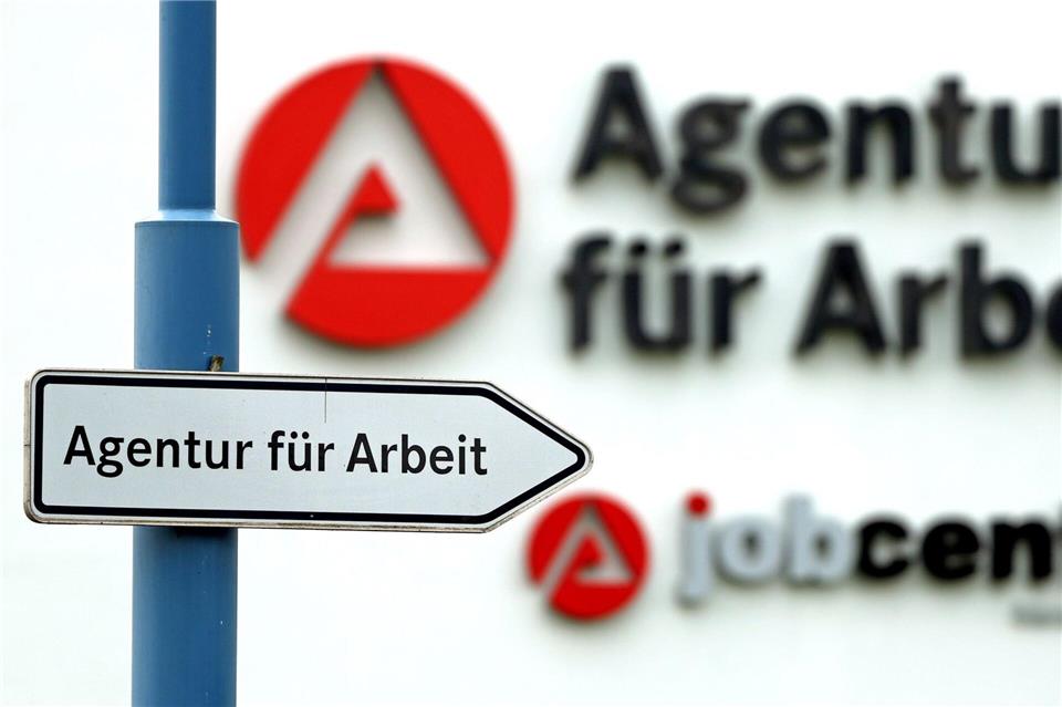 Nur wenige Arbeitslose suchen laut Arbeitsagentur nach einem Beruf in Gruppen mit Engpass. (Archivbild)Jan Woitas/dpa