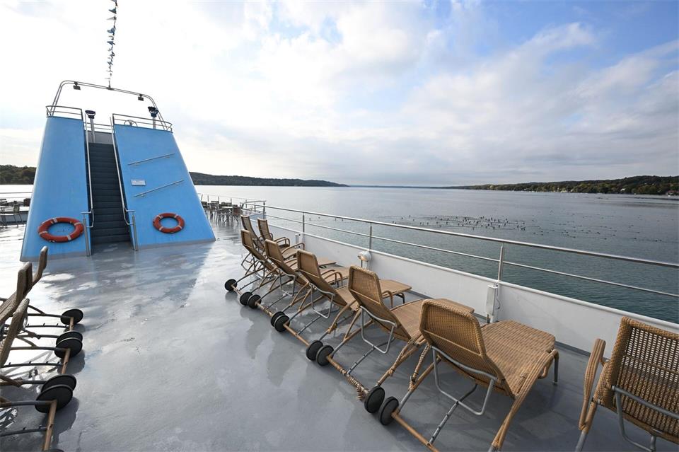 Nur wenige Menschen fuhren am Samstag noch mit dem Ausflugsschiff auf dem Starnberger See.   Felix Hörhager/dpa