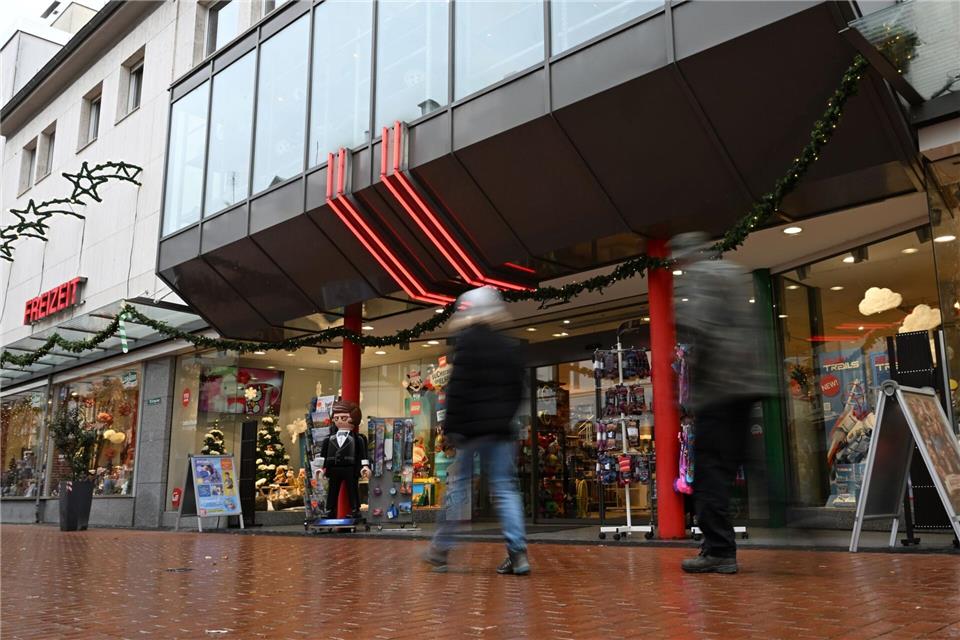 Nur wenige Menschen kaufen am Samstag bei Einzelhändlern in Gießens Innenstadt ein.Michael Brandt/dpa