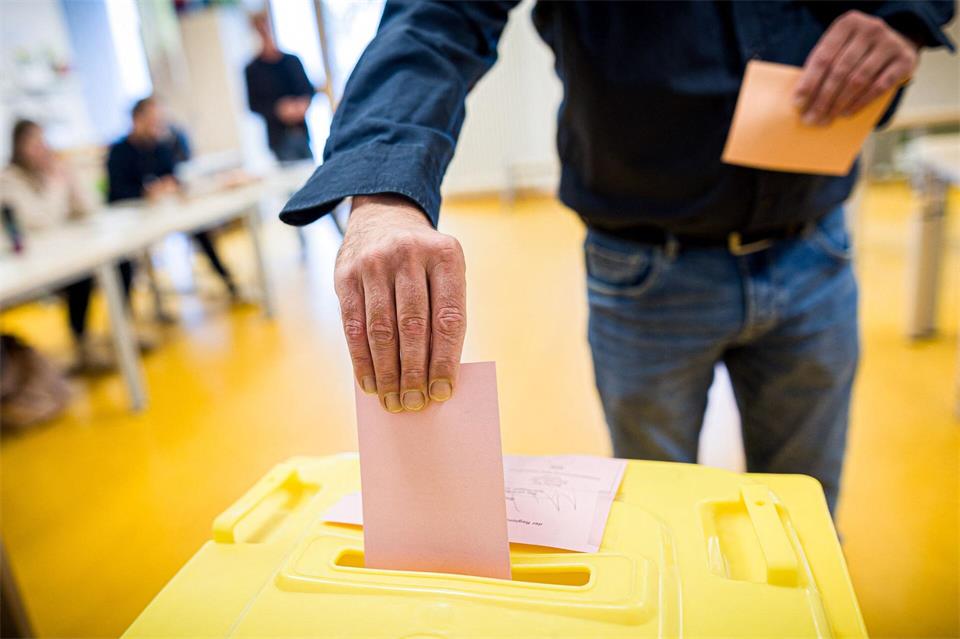 Nur wenige Stimmen machten den Unterschied. (Symbolbild)Moritz Frankenberg/dpa
