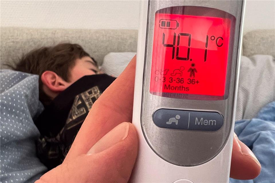Nur wenige Väter bleiben zu Hause, wenn das Kind krank ist. (Symbolbild)Julian Stratenschulte/dpa