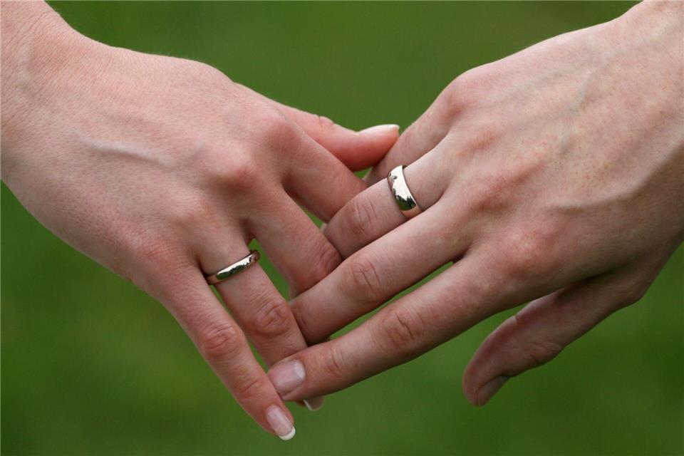 Nur wenige frisch vermählte Ehepaare nutzen bislang einer Umfrage zufolge die neue Möglichkeit einen gemeinsamen Doppelnamen zu wählen. (Archivbild) Patrick Pleul/dpa