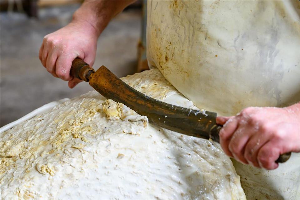 Nur wenige junge Menschen erlernen noch den Beruf des Gerbers. (Archivbild)Patrick Pleul/dpa
