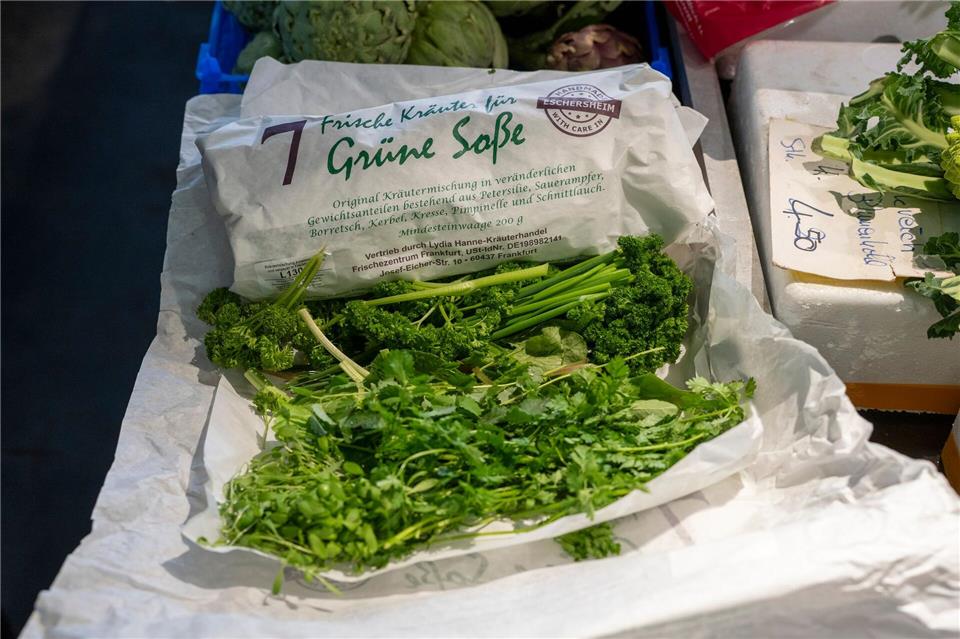 Nur wer sich an die EU-Regelungen hält, darf auf seine Gebinderollen „Frankfurter Grüne Soße“ schreiben. (Archivbild)Andreas Arnold/dpa