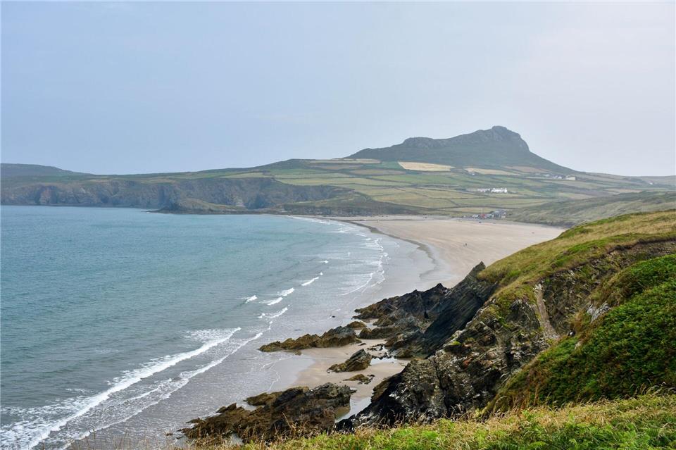 Nur zwei Meilen von St Davids befindet sich einer der schönsten Sandstrände der Grafschaft, der Whitesands Beach.Ute Müller/dpa-tmn
