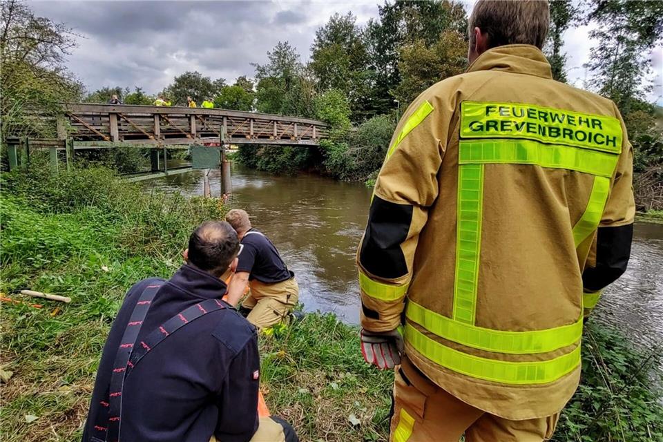 Nur zwei Tage nach dem Ertrinken einer Jugendlichen in der Erft musste die Feuerwehr Grevenbroich im Bereich des sogenannten Flutgrabens erneut einen Leichnam aus dem Wasser bergen. Feuerwehr Grevenbroich