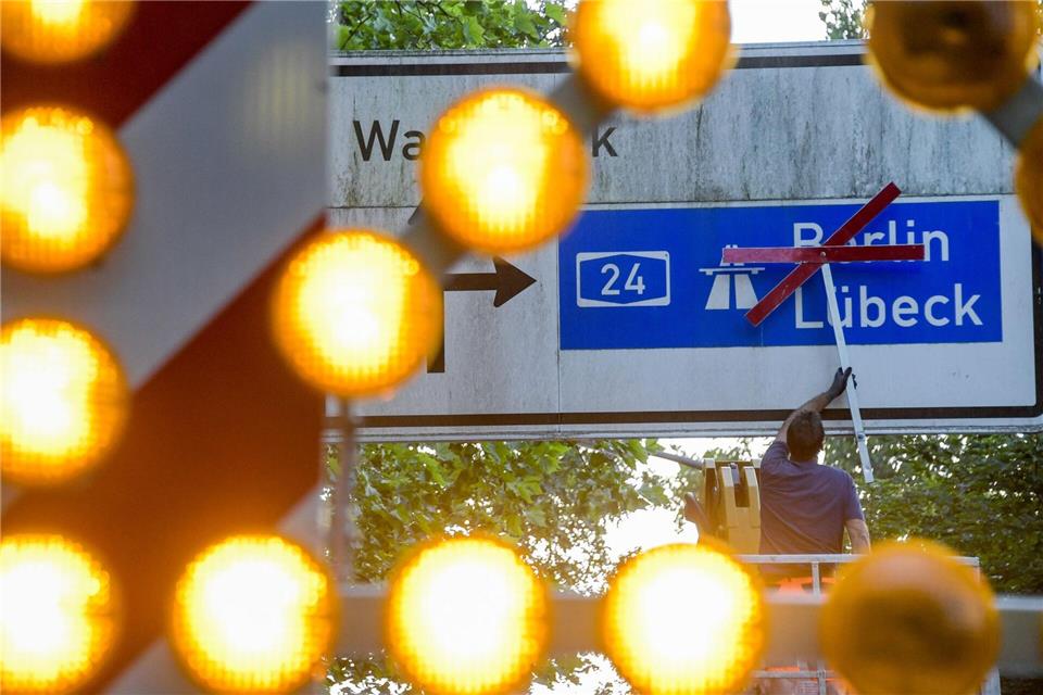 A24 in Hamburg und A20 in Lübeck am Wochenende gesperrt Nutzer der A24 müssen am Wochenende in Hamburg einen Umweg in Kauf nehmen. (Archivbild)Axel Heimken/dpa