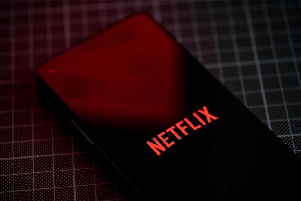 Nutzer der Netflix-App werden Clips im Hochformat zu sehen bekommen. (Archivbild)Fabian Sommer/dpa