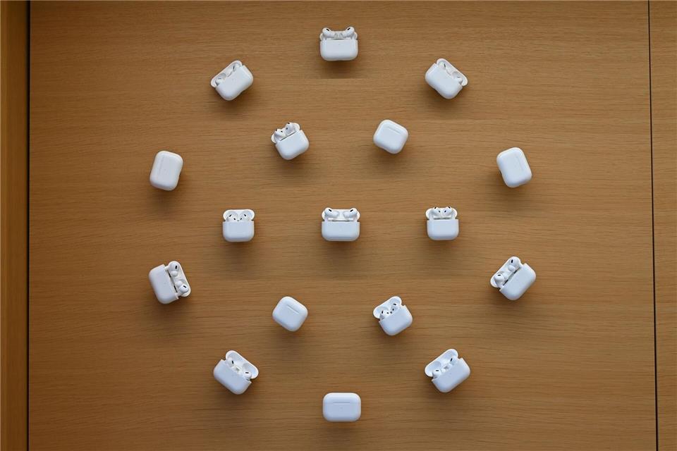 Nutzer in der EU bekommen die Live-Übersetzungsfunktion später in ihre AirPods. (Archivbild)David Hammersen/dpa