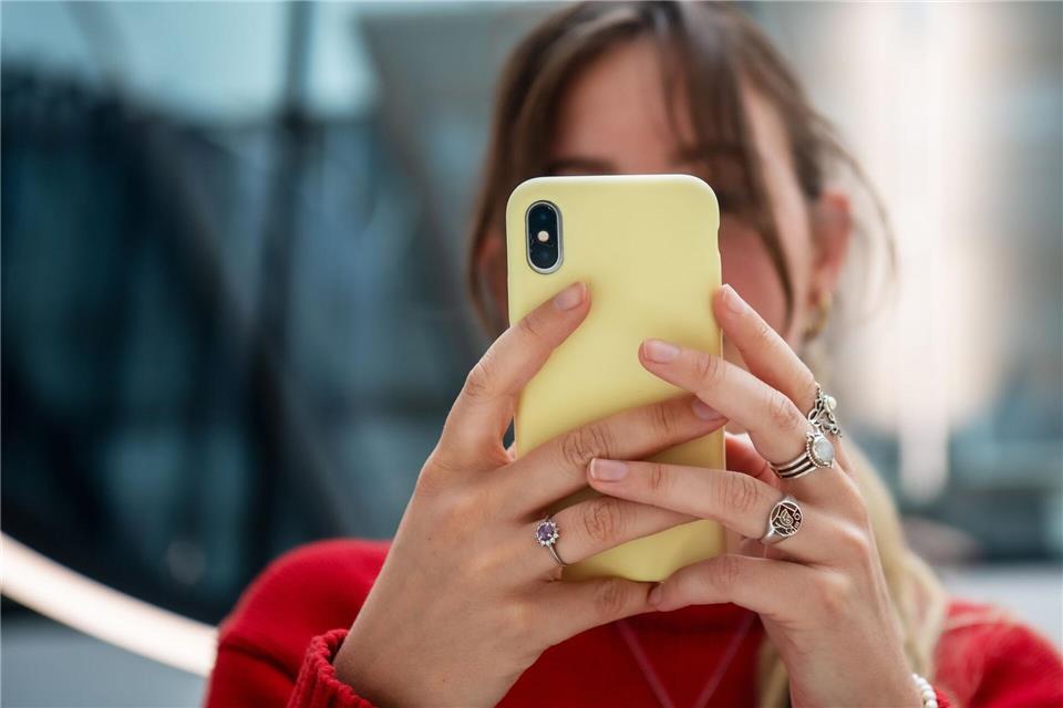 Nutzer von WhatsApp können bald verschiedene Hintergründe und Filter für ihre Videoanrufe auswählen.picture alliance / dpa-tmn