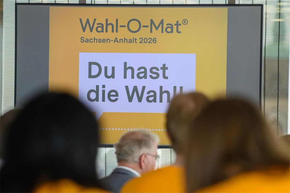 Nutzerinnen und Nutzer geben beim Wahl-O-Mat ihre Zustimmung, Ablehnung oder Neutralität zu 38 Thesen an. (Symbolbild)Klaus-Dietmar Gabbert/dpa