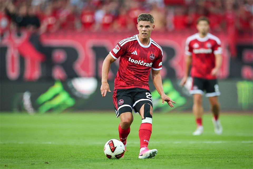 Nutzt die Länderspielpause für eine Knie-OP: Nürnberg-Profi Finn Becker. (Archivbild)Daniel Karmann/dpa