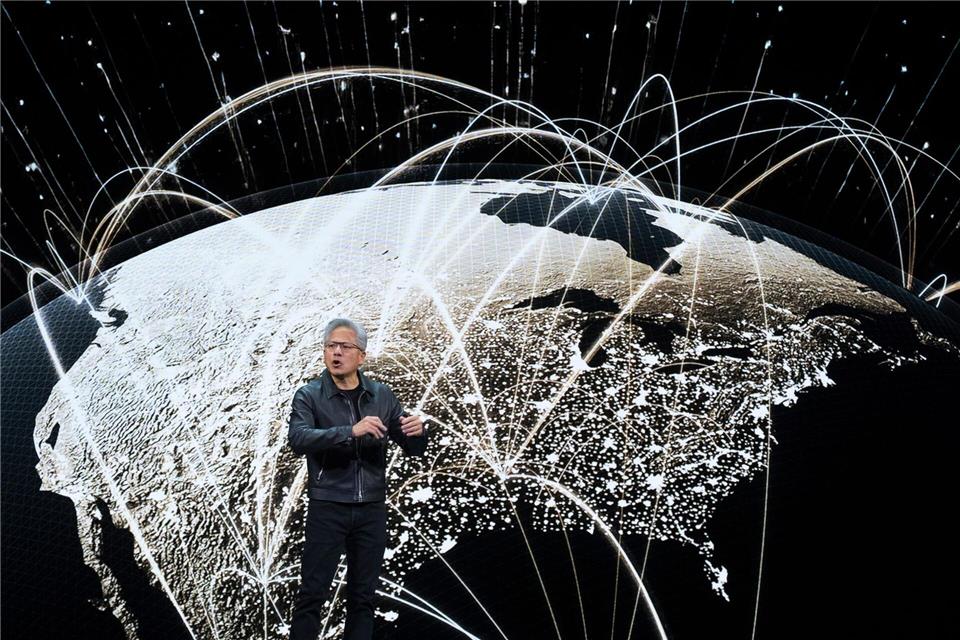 Nvidia als erste Firma mehr als fünf Billionen Dollar wert  Nvidia-Chef Jensen Huang gelang es, ein gutes Verhältnis zu US-Präsident Donald Trump aufzubauen.Manuel Balce Ceneta/AP/dpa