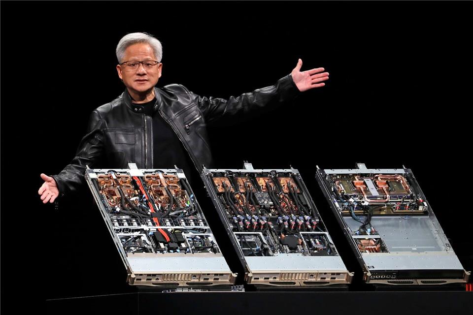 Nvidia-Chef Jensen Huang warnt, dass eine komplette US-Blockade die Entwicklung eigener Chip-Technologie in China beschleunigen würde. (Archivbild)Chiang Ying-ying/AP/dpa