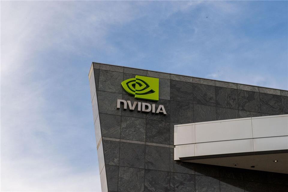 Nvidia profitiert vom KI-Boom, weil Chipsysteme des Konzerns die Hauptrolle in Rechenzentren für Künstliche Intelligenz spielen. (Archivbild)Andrej Sokolow/dpa