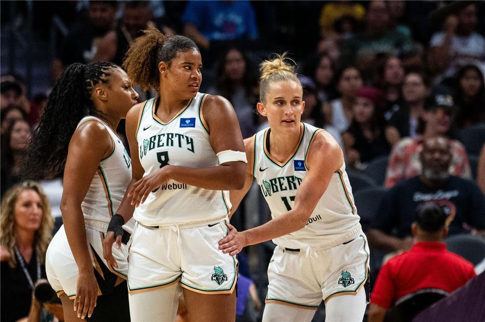 Sabally gibt Comeback für WNBA-Meister New York Liberty Nyara Sabally (Mitte) ist zurück auf dem Platz und kann wieder gemeinsam mit Leonie Fiebich (rechts) spielen. (Archiv-Foto)Maximilian Haupt/dpa