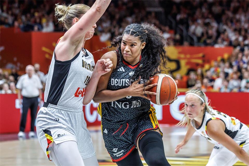 Nyara Sabally und die deutschen Basketballerinnen haben Geschichte geschrieben.Andreas Gora/dpa