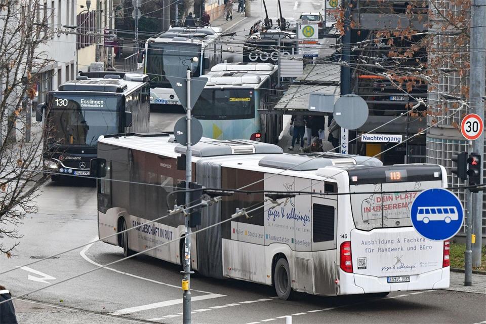 O-Busse in Esslingen am Neckar in Baden-Württemberg. (Archivbild)Bernd Weißbrod/dpa