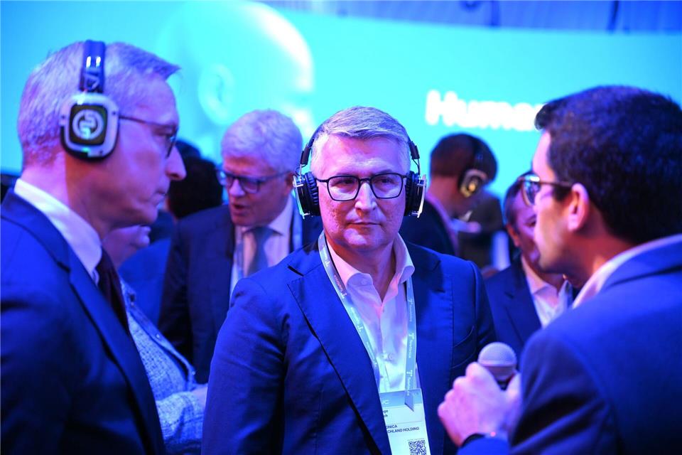 O2-Chef Santiago Argelich Hesse (Mitte) bei einer Vorführung beim MWC an der Seite von Bundesdigitalminister Karsten Wildberger (links).Wolf von Dewitz/dpa