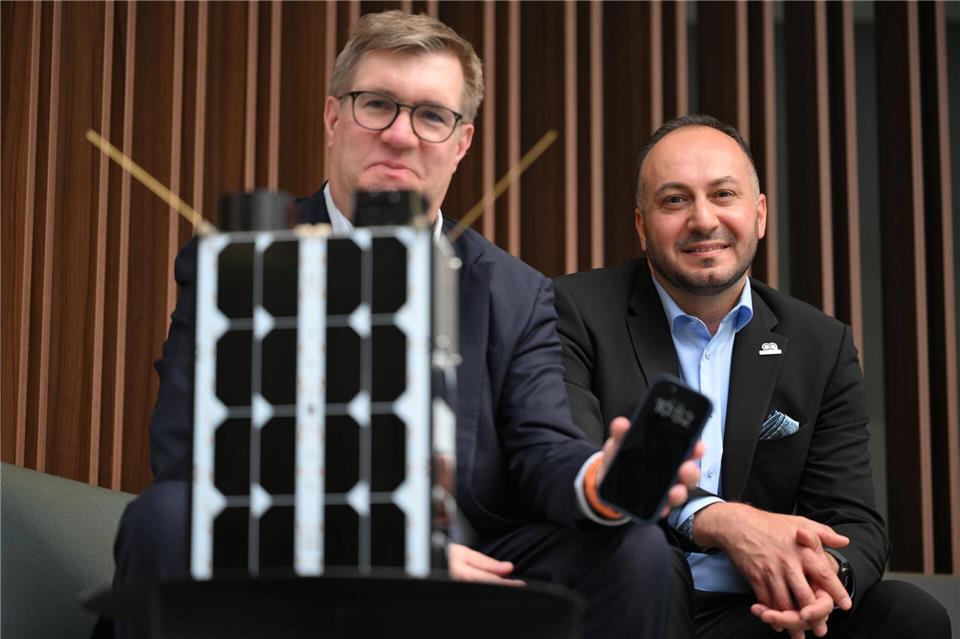 O2-Manager Jörg Kablitz und OQ-Chef Omar Qaise hoffen auf gute Verbindungen mit dem Weltall.Wolf von Dewitz/dpa