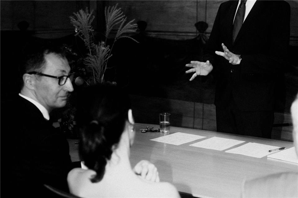 OB und Standesbeamter Palmer hält die nächtliche Traurede für das Brautpaar. Alwin Maigler/Team Cem Özdemir /dpa