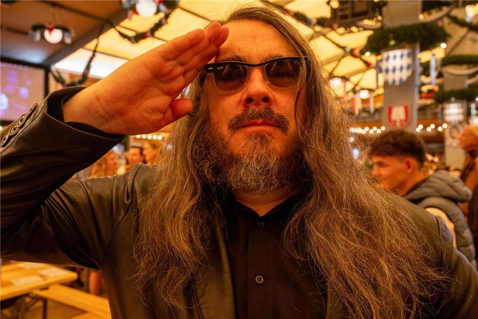 „O’Kunst is“: Für Skandalkünstler Jonathan Meese ist die Wiesn ein GesamtkunstwerkStefan Puchner/dpa