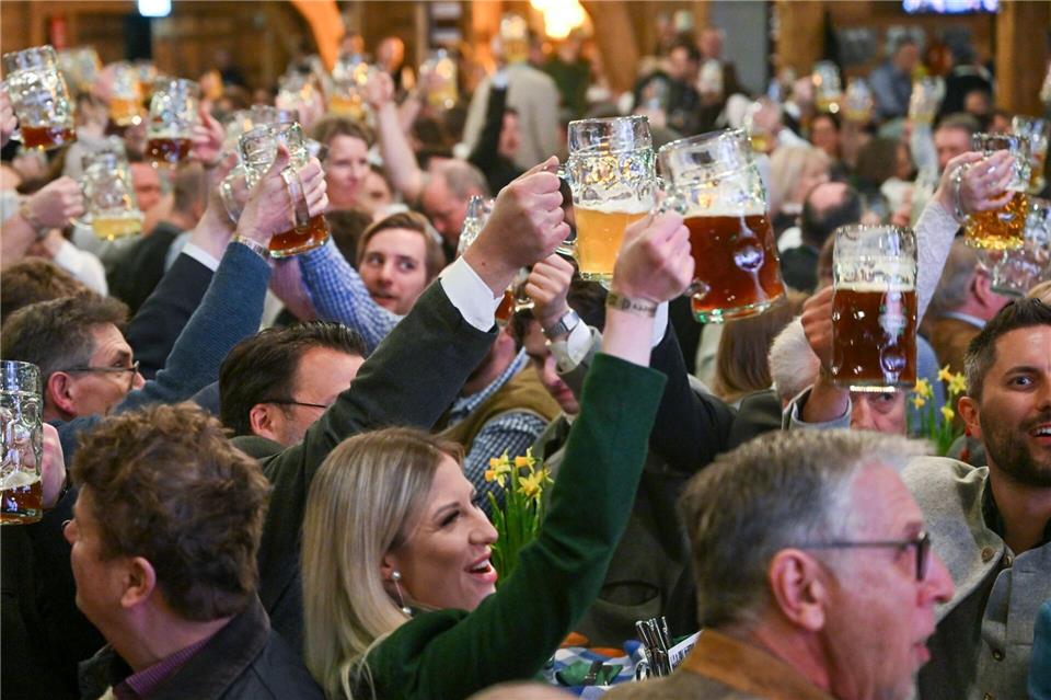 Giesinger Brauerei probt die Wiesn Oans, zwoa, drei - gsuffa.Peter Kneffel/dpa