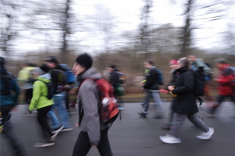 Ob 30, 42 oder 55 Kilometer – die Extremwanderung fordert Körper und Kopf gleichermaßen.Sebastian Willnow/dpa