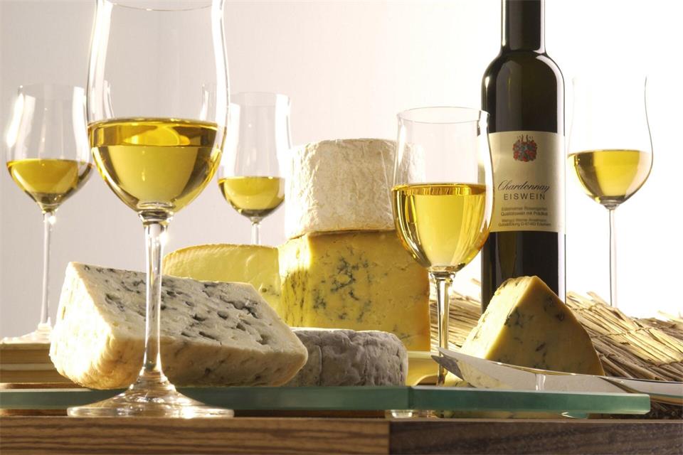 Ob Blauschimmel, Münster, Schafskäse oder Parmigiano Reggiano – Süßwein kann viele Käsearomen verbinden und abfedern.Deutsches Weininstitut/www.deutscheweine.de/dpa-tmn