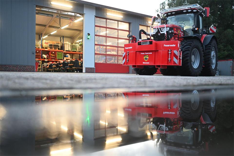 Ob Brände löschen, Sandsäcke füllen oder Wasser pumpen: Der Trecker kann verschiedene Funktionen erfüllen. Lars Penning/dpa
