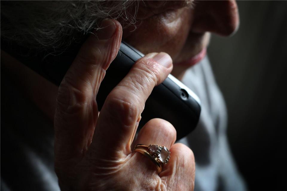 Festnahmen wegen mutmaßlichem Betrug am Telefon Ob Enkeltrick oder Schockanrufe - Ältere Menschen sind immer wieder Betrugsfällen am Telefon ausgesetzt (Symbolbild)Karl-Josef Hildenbrand/dpa