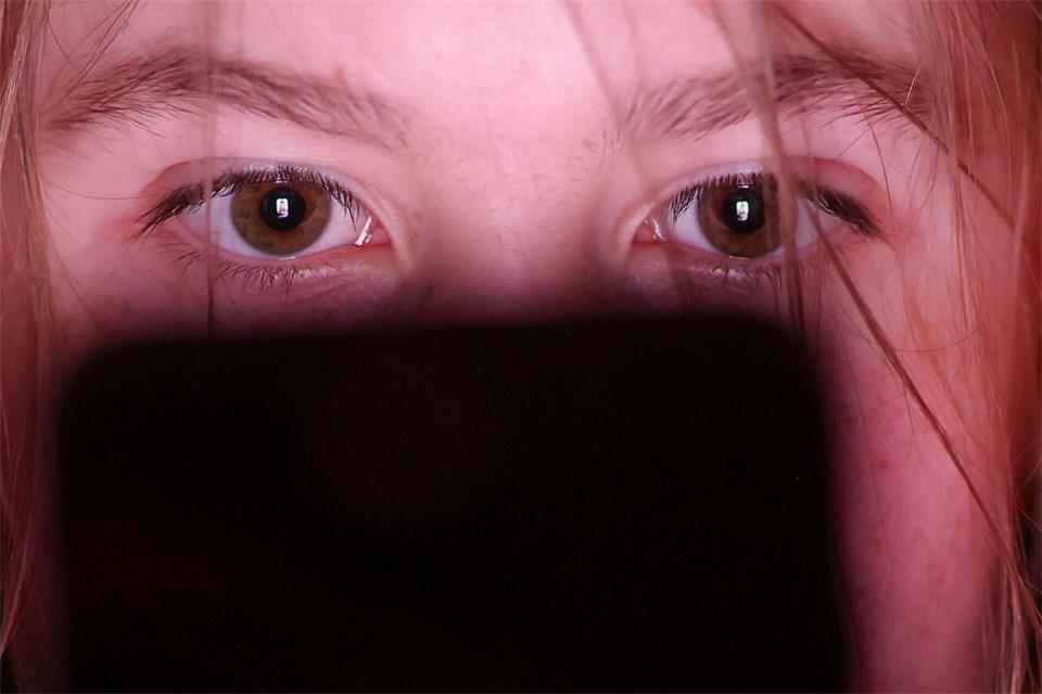 Ob Kinder auf ein Smartphone, ein Tablet oder in ein Buch schauen, ist für die Entwicklung einer Kurzsichtigkeit nicht allein entscheidend.picture alliance/dpa
