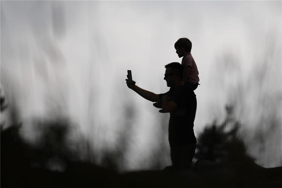 Ob Kinderfotos ins Internet gehören, ist eine vieldiskutierte Frage. (Archivfoto)Arne Dedert/dpa