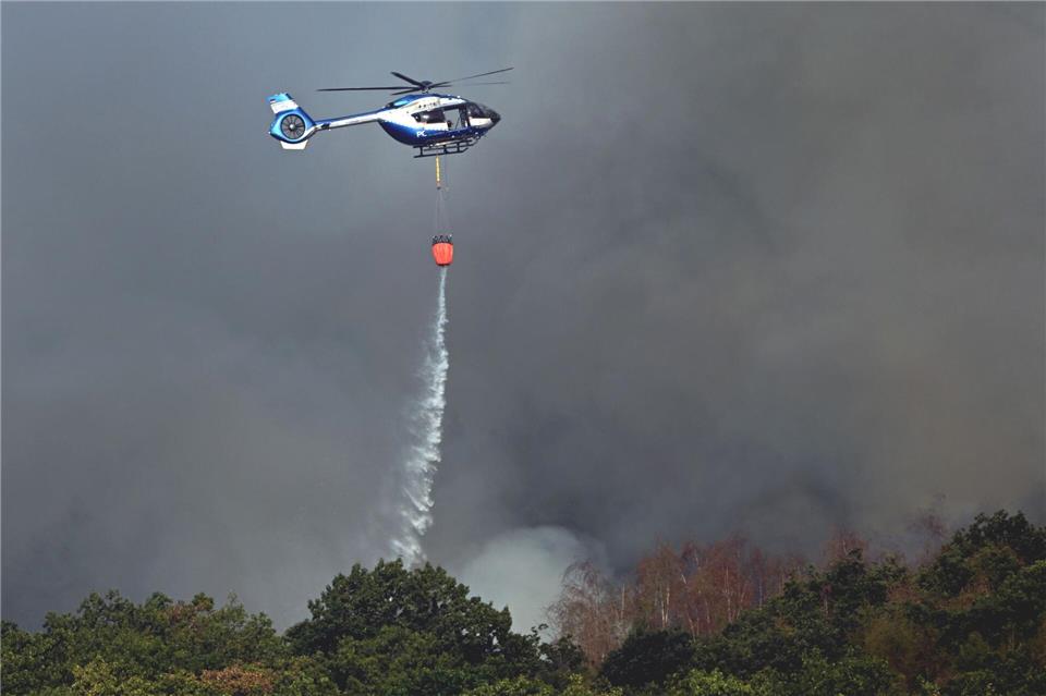 Ob Löschhubschrauber, Wasserwerfer oder Panzer - in Hürtgenwald wird alles technisch Mögliche an den Start gebracht, um den Waldbrand zu bekämpfen.Federico Gambarini/dpa