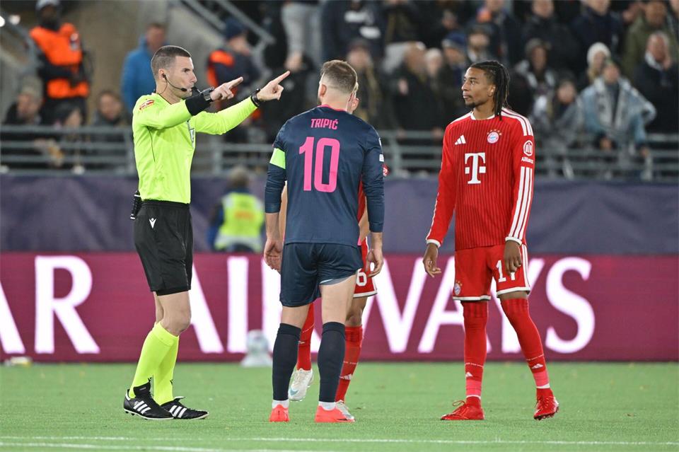 Ob Olise (r) nach Gelb-Rot eine interne Strafe bekam, ist offen. Peter Kneffel/dpa