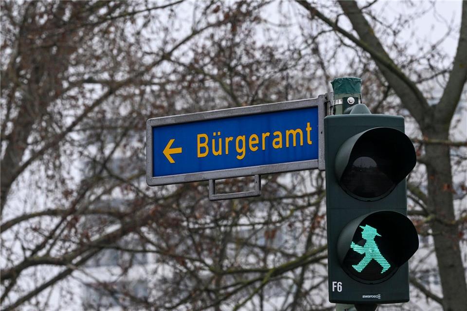 Ob Perso verlängern oder Reisepass beantragen: An sechs Tagen ist das an einigen Berliner Hochschulen möglich. (Symbolbild)Jens Kalaene/dpa